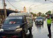 Satlantas Polres Takalar Tetap Siaga di Tengah Hujan, Arus Lalu Lintas Dipastikan Aman dan Lancar