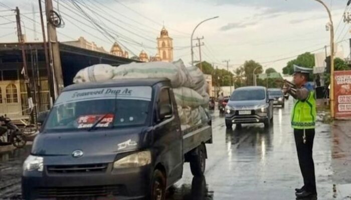 Satlantas Polres Takalar Tetap Siaga di Tengah Hujan, Arus Lalu Lintas Dipastikan Aman dan Lancar