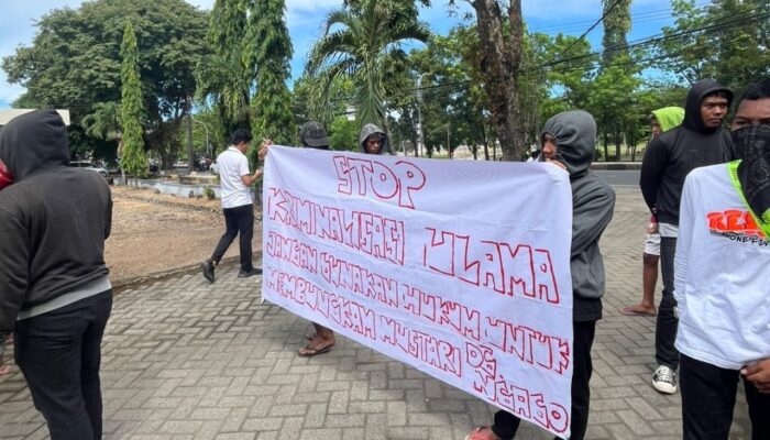 Mahasiswa Kepung PN Takalar, Hentikan Dugaan Kriminalisasi Ustadz Mustari Daeng Ngago, Desak Propam Periksa Irvin Hasan