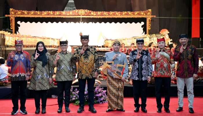 Dihadiri Kapolda Jatim, Dalang Ki Bayu Aji Tampil Memukau di Hadapan Ribuan Penonton di Taman Blambangan