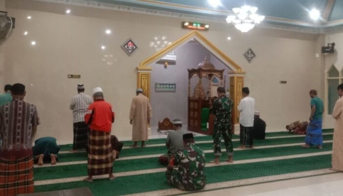 Babinsa Koramil 1426-03/Galesong Utara Laksanakan Safari Sholat Subuh Berjamaah Bersama Masyarakat