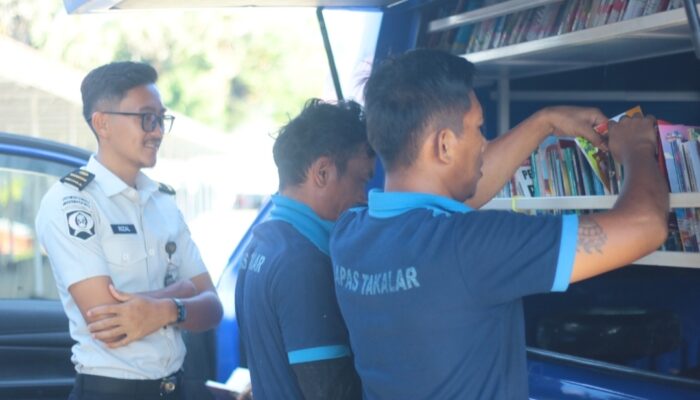 Budayakan Literasi, Warga Binaan Lapas Takalar Manfaatkan Mobil Perpustakaan Keliling