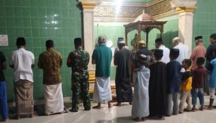 Personel Koramil 1426-06/Mapsu Laksanakan Sholat Subuh Berjamaah Bersama Masyarakat
