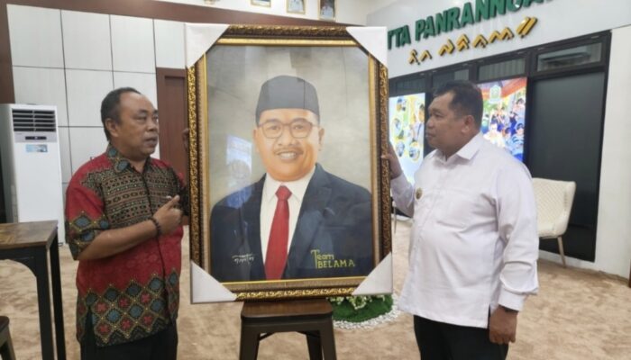 Pelukis Takalar Persembahkan Lukisan untuk Bupati Daeng Manye, Wujud Apresiasi dan Dukungan Seni Daerah