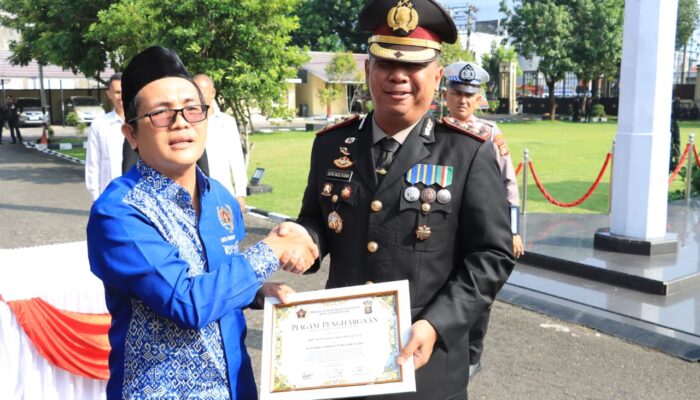 Bangun Sinergi dengan Media, Kapolres Lubuklinggau Terima Penghargaan Bergengsi dari PWI pada HUT Bhayangkara ke-80