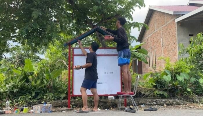 Mahasiswa KKN Unhas Revitalisasi Papan Informasi Desa Biangloe, Perkuat Transparansi dan Keterbukaan Informasi Publik