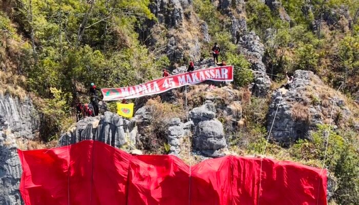 Bukan di Lapangan, Mapala 45 Bentangkan Merah Putih 25 X 15 Meter di Tebing KM 5 Tana Toraja