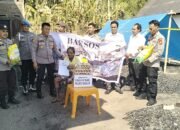 Di Tengah Musibah Kebakaran, Polsek Polsel Hadir Ringankan Beban Warga