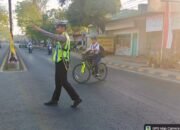 Pagi Hari di Takalar, Polisi Atur Lalu Lintas dan Bantu Siswa Menyeberang