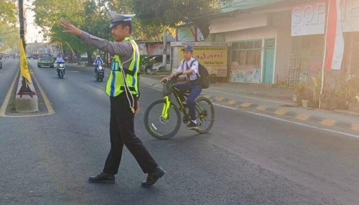 Pagi Hari di Takalar, Polisi Atur Lalu Lintas dan Bantu Siswa Menyeberang