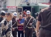 Eks Jampidsus Febrie Adriansyah Akhirnya Diperiksa, Datang Berompi Tahanan dan Diborgol