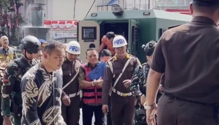 Eks Jampidsus Febrie Adriansyah Akhirnya Diperiksa, Datang Berompi Tahanan dan Diborgol