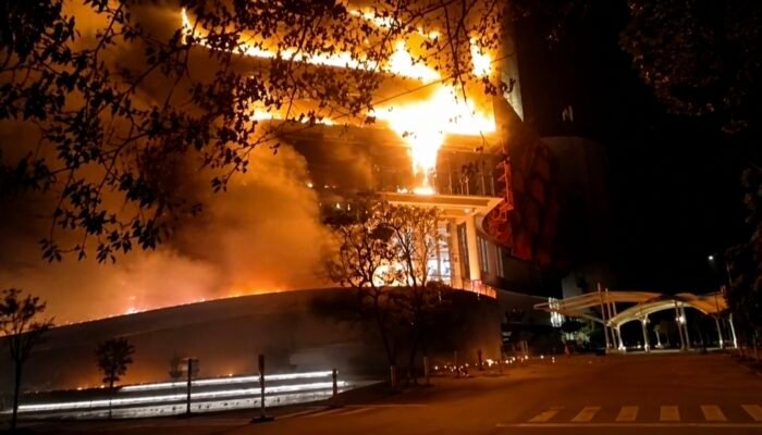 BREAKING! Mall Nipah Makassar Kebakaran, Karyawan Berlarian Keluar Gedung Jelang Tutup