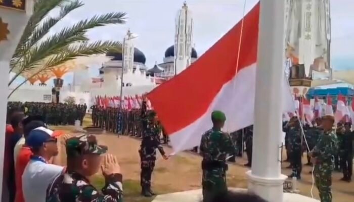 TNI Kembali Kibarkan Merah Putih di Masjid Raya Baiturrahman Usai Sempat Diturunkan Massa