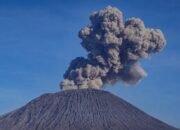 Gunung Semeru Erupsi 21 Kali dalam 6 Jam, Status Siaga Level III