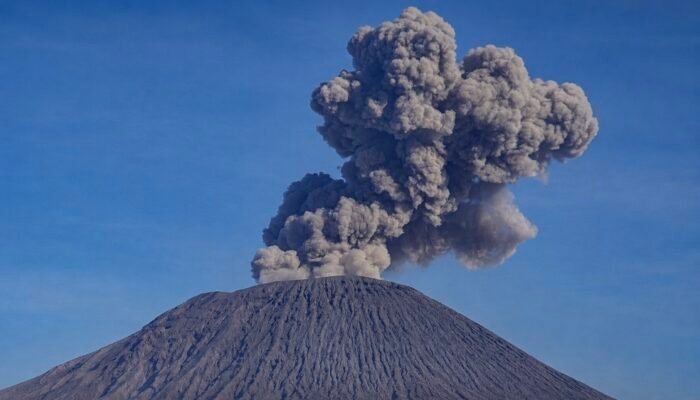 Gunung Semeru Erupsi 21 Kali dalam 6 Jam, Status Siaga Level III