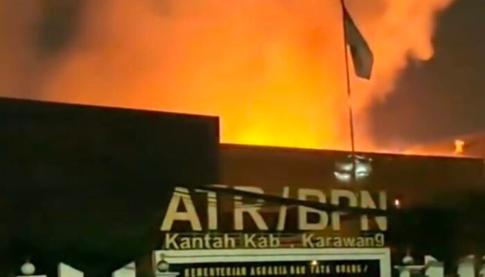 Kebakaran Hebat Hanguskan Sebagian Besar Kantor ATR/BPN Karawang, Gudang Arsip Ikut Terbakar