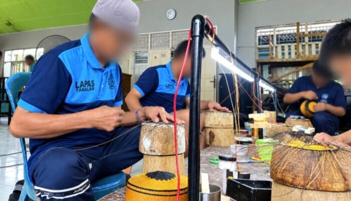 Lapas Takalar Terus Kembangkan Produksi Songkok Anyam