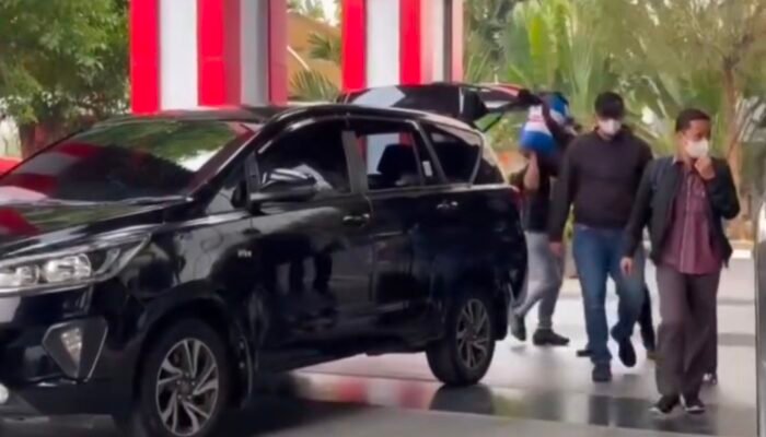 Bupati Klaten Terjaring OTT KPK dan Tiba di Gedung Merah Putih, Uang Rp1,9 Miliar dan Ember Biru Turut Diamankan