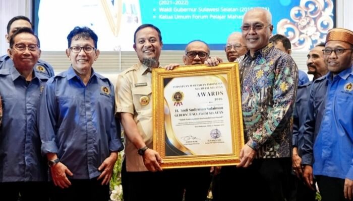 Pelantikan PWI Sulsel 2026–2031, Gubernur Andi Sudirman Terima Penghargaan Konektivitas Daerah
