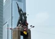 Spanduk Greenpeace Dicopot di Bundaran HI, Puluhan Petugas Gabungan Berjaga