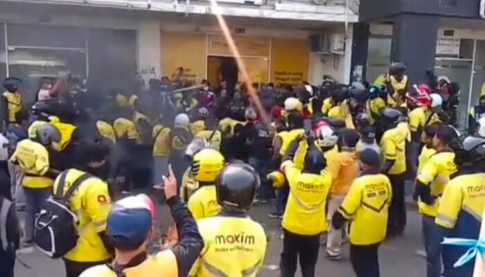 Ratusan Ojol Segel Kantor Maxim Makassar, Empat Tuntutan Jadi Sorotan
