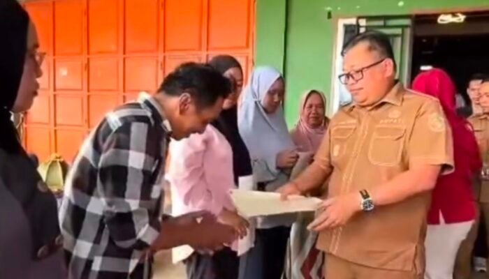 Bupati Takalar Bersama BPN Serahkan 118 Sertifikat Tanah PTSL kepada Warga Tonasa