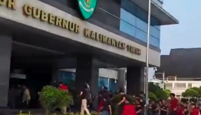 Ratusan Demonstran Terobos Halaman Kantor Gubernur Kaltim, Desak Rudy Mas’ud Temui Massa