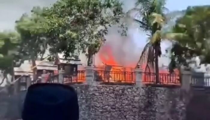 Vila Rumah Panggung Milik Ketua Golkar Pinrang Usman Marham Hangus Terbakar