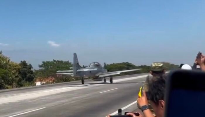 TNI AU Uji Coba Tol Pasuruan-Probolinggo Jadi Landasan Darurat Pesawat Tempur