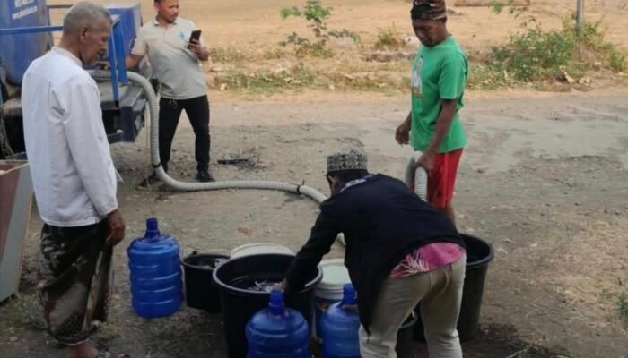 Peduli Warga Terdampak Kekeringan, Habibie Abdullah Ketua Fraksi PKB DPRD Takalar Salurkan 20 Ribu Liter Air Bersih Gratis
