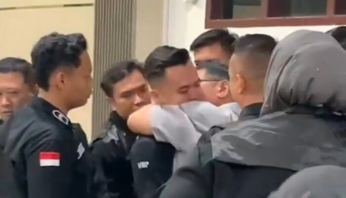 Sujud Syukur Usai Divonis 4,5 Tahun Penjara, Eks Polisi Terdakwa Rudapaksa Remaja di Jambi Disambut Tangis Keluarga
